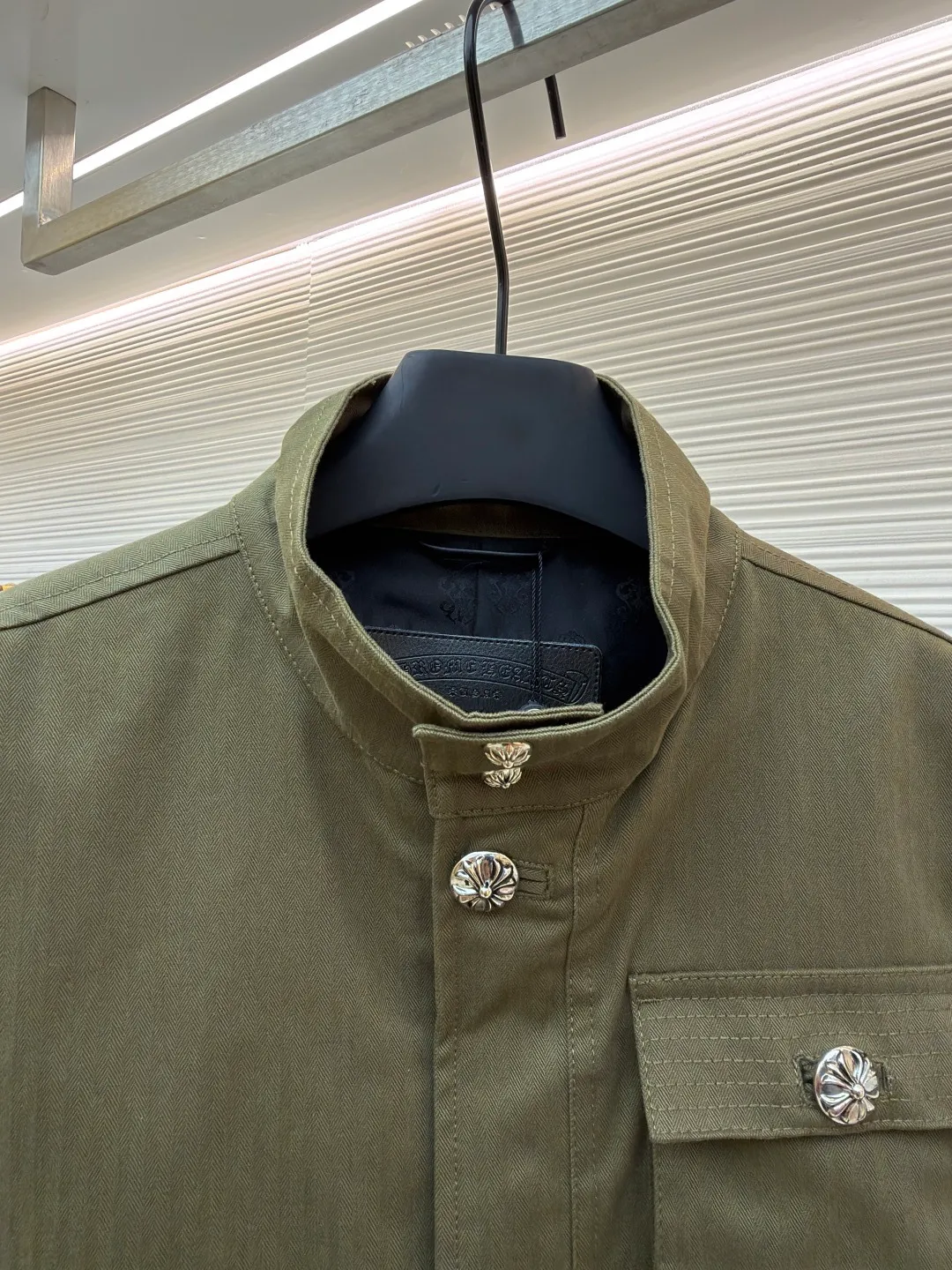 Chrome Hearts M65 work jacket ●Item number: 1682244-D90 ●Fabric: cotton fabric ●Technology: herringbone brushed production ●Color: military green ●Version: loose fit ●Weight: about 1295 grams ●Size: S-M-L ●Description: Purchased from the original national specialty brand No. 51800. The custom-woven fabric is made of herringbone brushed 320g cotton material. It is matched with garment dyeing + dirty washing + distressing process. (minimum quantity 2000 meters). Customized jacquard lining. Add soft water washing. Customized 8# placket double-ended zipper. Customized 8# waist pocket zipper. Customized 5# Inner pocket zipper. Customized 20mm I-shaped buckle. Customized 25mm I-shaped buckle. Customized 15mm four-in-one buckle. Customized placket four-in-one concealed button. Customized genuine leather trademark. Size. Produced by a large factory, it is very test of workmanship. Full of street feel. Compare workmanship details to counters. Instant sale of the market version. The overall wiring is straight and delicate, the fabric is comfortable and soft, and the color is consistent without color difference. It can be matched with the same style to create a fashionable look and control various occasions. Customized accessories, complete with three standards, same style for men and women!